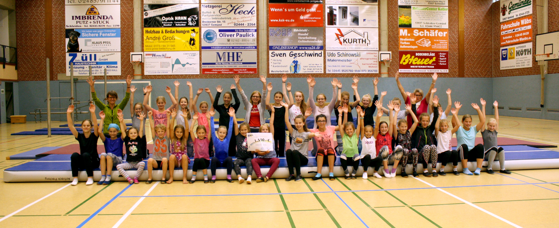 Die Turnerinnen und ihre Übungsleiterinnen freuen sich sehr, dass sie nun dieses tolle Sportgerät einsetzen können.
