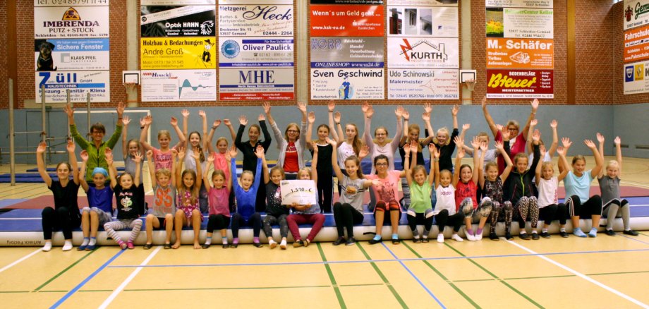 Die Turnerinnen und ihre Übungsleiterinnen freuen sich sehr, dass sie nun dieses tolle Sportgerät einsetzen können.