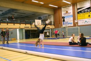 Schwierige Elemente, wie Flick-Flack oder Salto können nun sicher und angstfrei eingeübt werden.