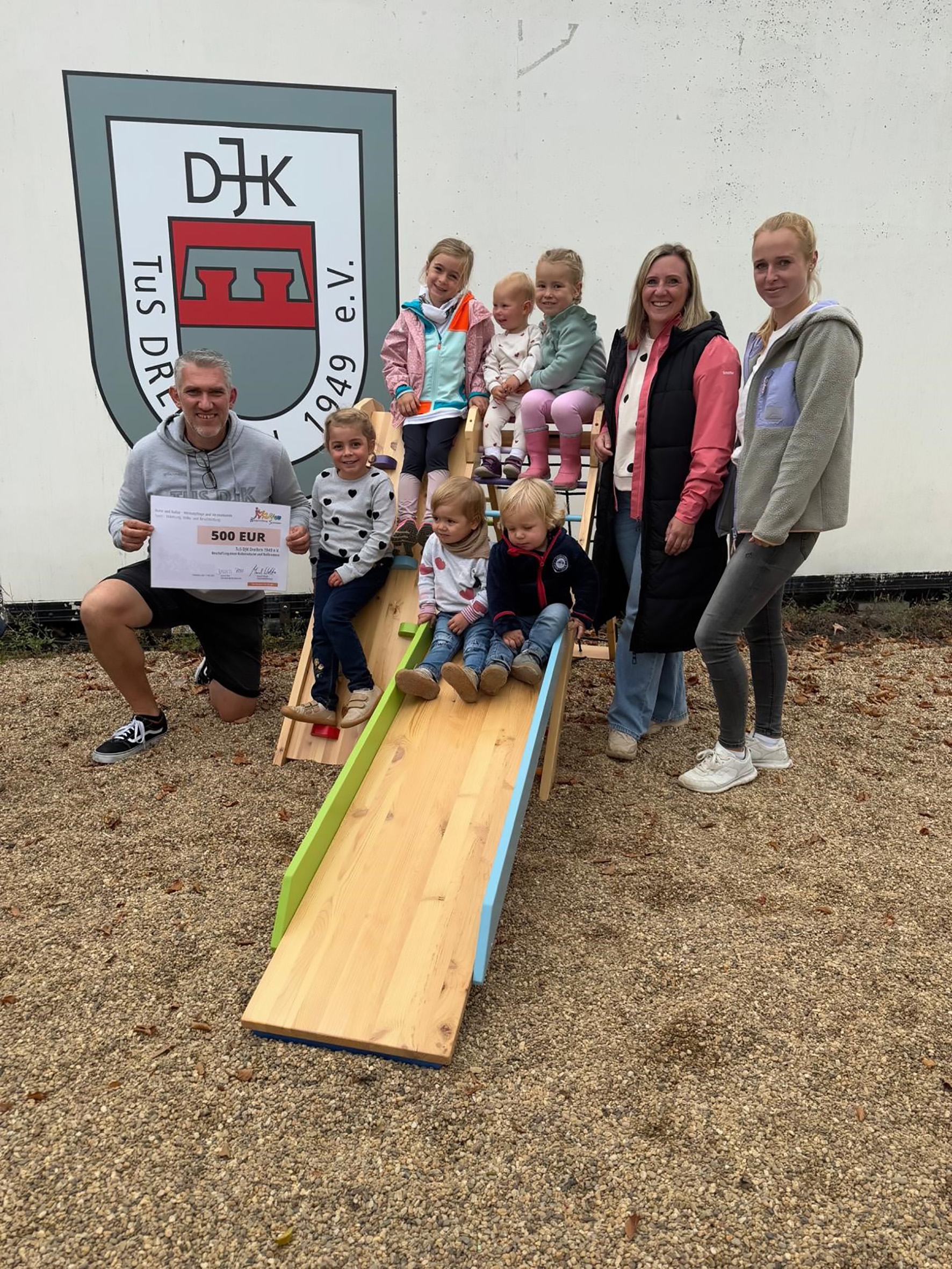 Die Vertreterinnen und Vertreter des TuS DJK Dreiborn freuen sich über das neue Trainingsequipment, das von der Bürgerstiftung Schleiden mit 500 Euro gefördert wurde.