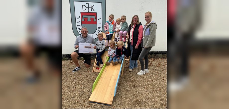 Die Vertreterinnen und Vertreter des TuS DJK Dreiborn freuen sich über das neue Trainingsequipment, das von der Bürgerstiftung Schleiden mit 500 Euro gefördert wurde.