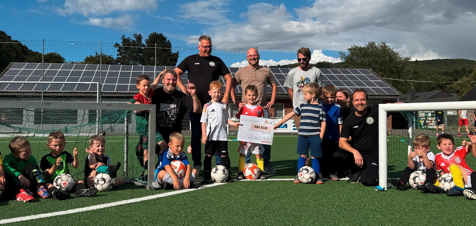 Die fußballbegeisterten Kinder der Jugendspielgemeinschaft SG Oleftal / SV Nierfeld freuen sich über die neuen Trainingsmöglichkeiten.