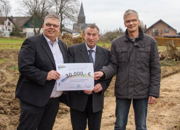 Am 06.12.2017 fand auf dem künftigen Gelände des Kunstrasenplatzes in Dreiborn die offi zielle Scheckübergabe an die beiden Vorsitzenden der Sportvereine Ralf Kupp (SV Schöneseiffen) und Werner Kaspar (DJK Dreiborn) statt.