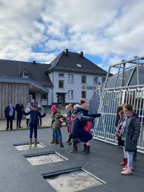 Erweiterung der Fläche durch Trampoline an der Grundschule Dreiborn.