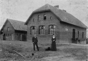 SA Schleiden Bildsammlung: Lehrer Oßmann mit seiner Schwester vor der Katholischen Volksschule in Broich, 1903 (Urheber: Karl Röhl)