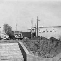 Volksschule (l.) mit dem Rohbau der Kapelle. Das moderne Gotteshaus entstand aus einem Gelübde für die Rückkehr der Dorfbevölkerung in ihre wegen des Kriegs evakuierte Heimat. (Foto: Stadtarchiv Schleiden)