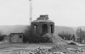 Instandsetzung des Kreiskriegerehrenmals „Tempelchen“ auf dem Ohligsköpfchen, November 1967. (Foto: Stadtarchiv Schleiden)