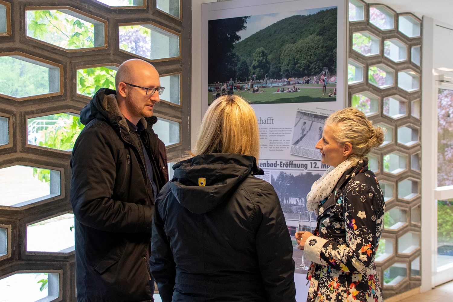 Bürgermeister Ingo Pfennings lässt sich die Ausstellung von der 1. Vorsitzenden des Vereins Bürgerbad Gemünd e.V. erläutern