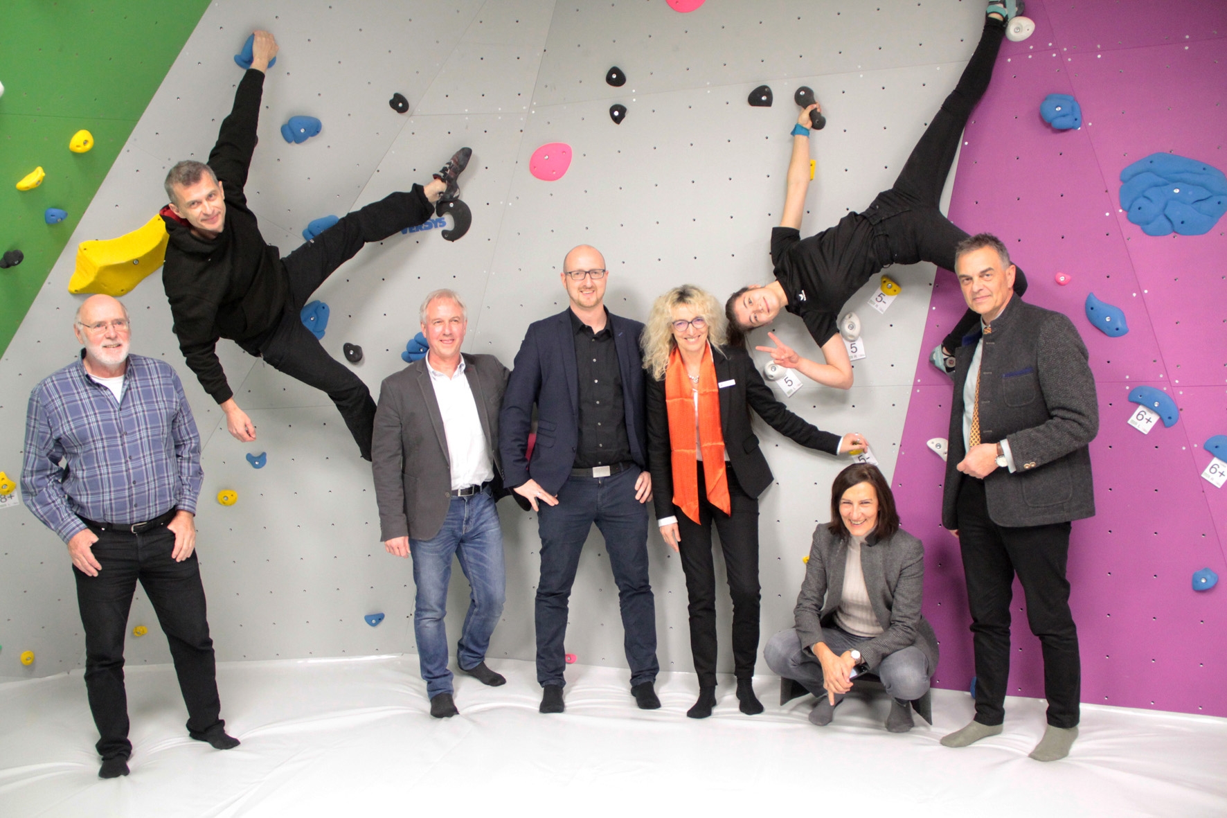 Ein moderner Boulderraum konnte jetzt mit Hilfe von Sponsoren wie Kreissparkasse Euskirchen, Bürgerstiftung Schleiden und Lions Club Nordeifel Euskirchen sowie dem Kooperationspartner DAV Eifel in der Astrid-Lindgren-Schule realisiert werden, hier bei der offiziellen Einweihung Max Theissen (v.l.), Vorsitzender DAV Eifel, Tameer Eden, Trainer B Sportklettern und DAV-Routenbauer, Wolfgang Schmitz, Leiter Astrid-Lindgren-Schule, Ingo Pfennings, Bürgermeister Schleiden, Rita Witt, Direktorin Vorstandsstab Kreissparkasse Euskirchen, Kira Eden, Trainerin C Bouldern, Helga Schmitz, Lions Club, sowie Rudolf Westerburg, Vorsteher Schulzweckverband Hellenthal-Kall-Schleiden.