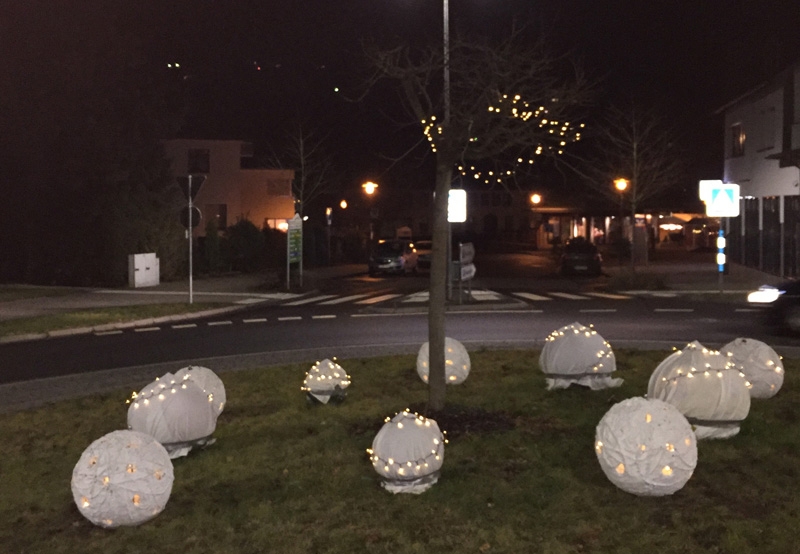 Timer sorgen für eine tägliche Beleuchtung der Schneekugeln von 17:00 bis 23:00 Uhr