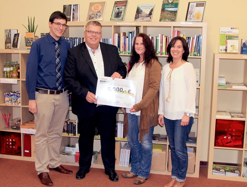 Das Team der Stadtbibliothek freut sich über die Unterstützung in Höhe von 5.000 EUR.  v.l.n.r. Patrick Schöneborn (Stellv. Kuratoriumsvorsitzender), Jochen Kupp (Kuratoriumsvorsitzender), Sabine Hergarten (Leitung Stadtbibliothek Schleiden) und Heike Kupp (Mitarbeiterin der Stadtbibliothek Schleiden)