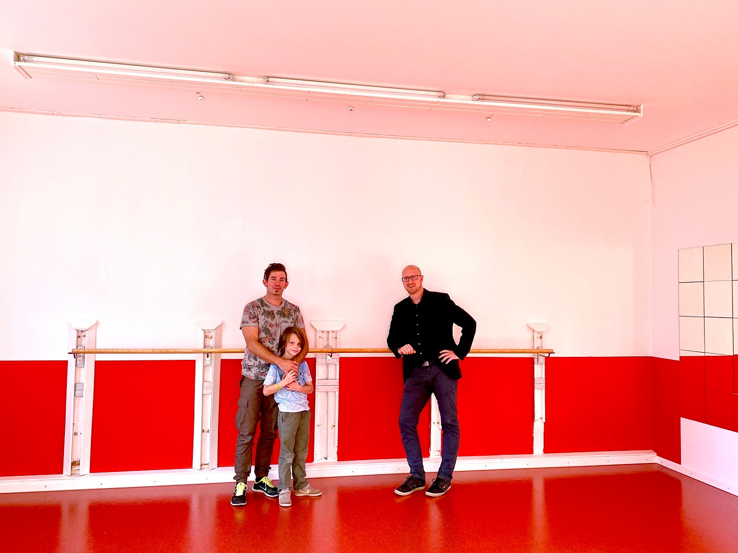 Der erste Vorsitzende, Andreas Mertens präsentierte dem Vorstandsvorsitzenden der Bügerstiftung Schleiden, Ingo Pfennings den neuen Trainingsraum.