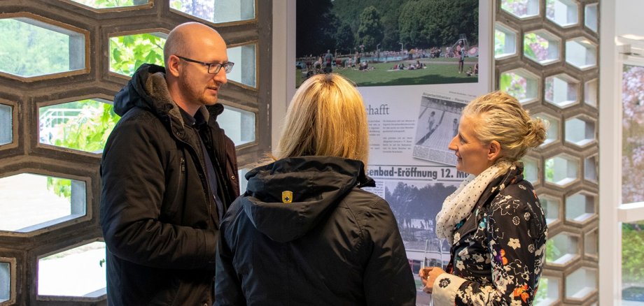 Bürgermeister Ingo Pfennings lässt sich die Ausstellung von der 1. Vorsitzenden des Vereins Bürgerbad Gemünd e.V. erläutern