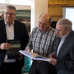 Alfred Wolter (v.r.) im Gespräch mit Siegfrid Scholzen (Geschichtsforum Schleiden) und Jochen Kupp (Kuratoriumsvoritzender der Bürgerstiftung Schleiden)