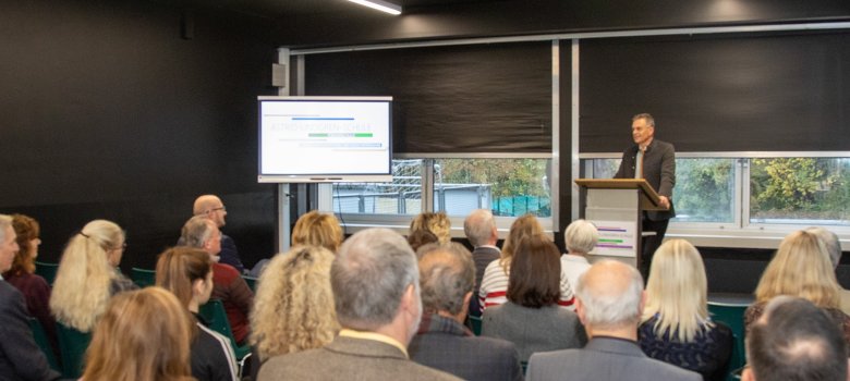 Im künftigen Multifunktionsraum, auch für Schwarzlichttheater gedacht, betonte Rudolf Westerburg, Vorsteher Schulzweckverband Hellenthal-Kall-Schleiden, die hohe Bedeutung von Sport und Bewegung für die Förderschüler. Im künftigen Multifunktionsraum, auch für Schwarzlichttheater gedacht, betonte Rudolf Westerburg, Vorsteher Schulzweckverband Hellenthal-Kall-Schleiden, die hohe Bedeutung von Sport und Bewegung für die Förderschüler.