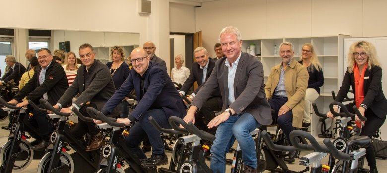 Fit auf dem Indoor-Rad kann man beim „Spinning“ werden, wie die Unterstützer der Astrid-Lindgren Schule bei der offiziellen Einweihung zeigten. Der SSV Gemünd hat zehn der momentan zwölf Räder zur Verfügung gestellt. 