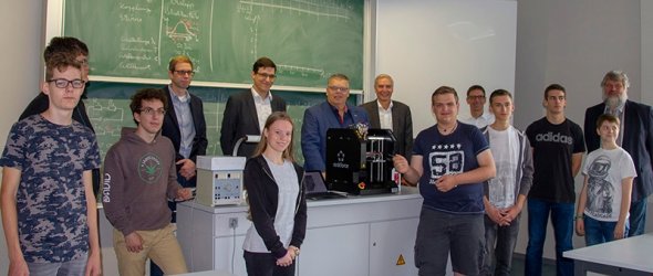 Der neue 3D-Drucker und der neue Projektkurs „MINT“ wurden am 12.07.2018 durch den Schulleiter, Herrn Jöbkes und den stellvertretenden Schulleiter, Herrn Marenbach, vorgestellt  