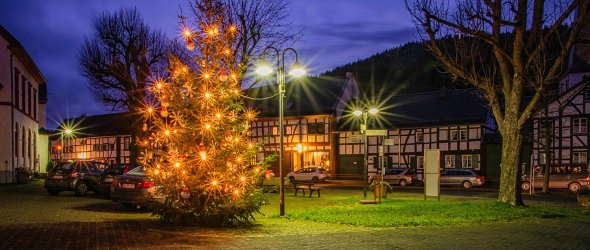 Weihnachtlicher Dorfplatz in Olef.