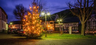 Weihnachtlicher Dorfplatz in Olef.