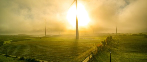 Windrad im Gegenlicht.