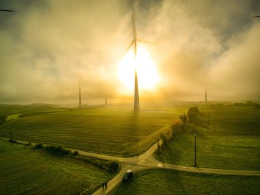 Windrad im Gegenlicht. Windrad im Gegenlicht.