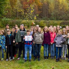 Die Klasse 7a vor ihrem Klassenbaum, der im Rahmen der ersten Aktion gepflanzt wurde