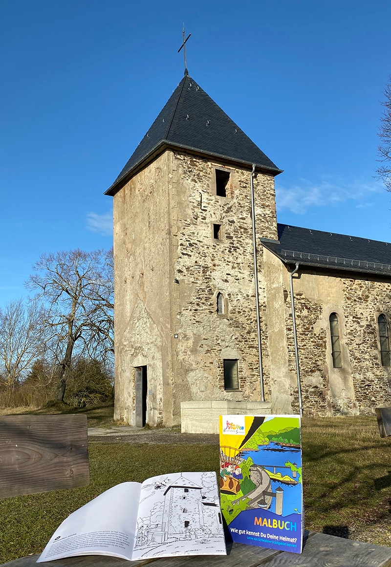 Auch die Kirche Wollseifen gehört zu den Motiven, die im Kindermalbuch der Bürgerstiftung zu finden sind.
