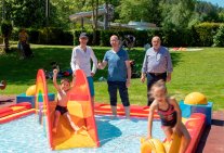v.l. Geschäftsführer Marcel Wolter und Vorstandsvorsitzender Ingo Pfennings, übergaben für die Bürgerstiftung Schleiden die Kleinkindrutsche offiziell an Schwimmbadbetreiber Elmar Scholzen. Wolters vierjähriger Sohn Paul testete die Rutsche ausgiebig. v.l. Geschäftsführer Marcel Wolter und Vorstandsvorsitzender Ingo Pfennings, übergaben für die Bürgerstiftung Schleiden die Kleinkindrutsche offiziell an Schwimmbadbetreiber Elmar Scholzen. Wolters vierjähriger Sohn Paul testete die Rutsche ausgiebig.