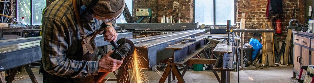 Künstler Peter Henn bei der Umsetzung seines Entwurfs.