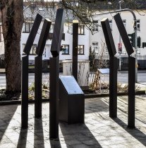 Fertiggestelltes Mahnmal. Fertiges Denkmal