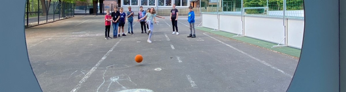 An allen drei Grundschulstandorten wurden Fußballtorwände aufgestellt.