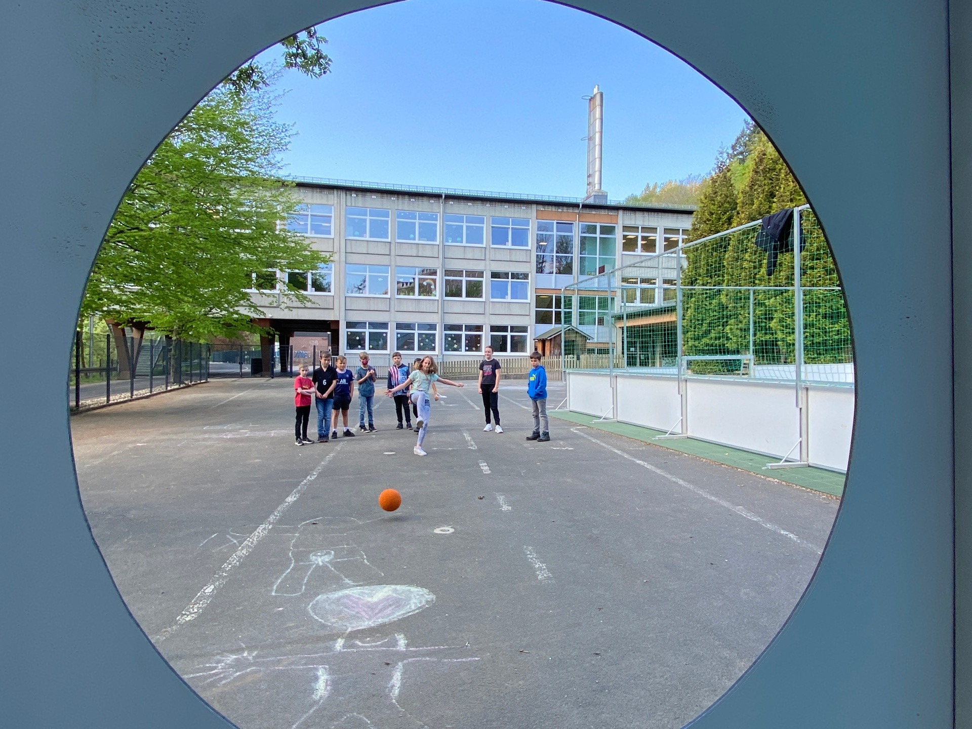 An allen drei Grundschulstandorten wurden Fußballtorwände aufgestellt.