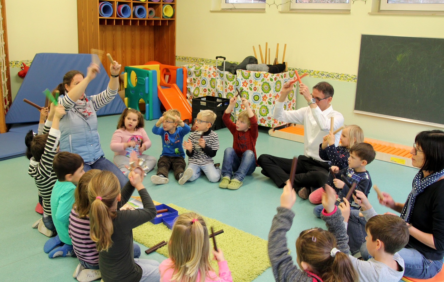 Der Geschäftsführer der Bürgerstiftung Schleiden, Marcel Wolter besuchte die Kindertagesstätte St. Nikolaus in Gemünd und unterstützte die Kinder fleißig beim Musizieren 