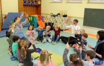 Der Geschäftsführer der Bürgerstiftung Schleiden, Marcel Wolter besuchte die Kindertagesstätte St. Nikolaus in Gemünd und unterstützte die Kinder fleißig beim Musizieren Der Geschäftsführer der Bürgerstiftung Schleiden, Marcel Wolter besuchte die Kindertagesstätte St. Nikolaus in Gemünd und unterstützte die Kinder fleißig beim Musizieren