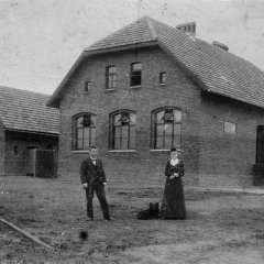 SA Schleiden Bildsammlung: Lehrer Oßmann mit seiner Schwester vor der Katholischen Volksschule in Broich, 1903 (Urheber: Karl Röhl)