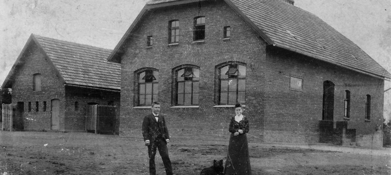 SA Schleiden Bildsammlung: Lehrer Oßmann mit seiner Schwester vor der Katholischen Volksschule in Broich, 1903 (Urheber: Karl Röhl)