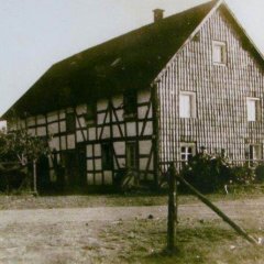 Slg. W. Gehlen: Haus Heuer in Broich vor der Zerstörung Ende 1944