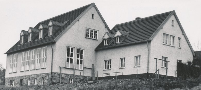 Bronsfeld Volksschule mit Lehrerdienstwohnung 1956 Bronsfeld Volksschule mit Lehrerdienstwohnung 1956