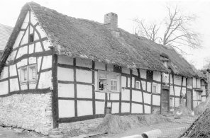 SA Schleiden, Bildsammlung: Strohgedecktes Fachwerkhaus in Dreiborn, Wollseifener Straße 52, ca. 1950 SA Schleiden, Bildsammlung: Strohgedecktes Fachwerkhaus in Dreiborn, Wollseifener Straße 52, ca. 1950
