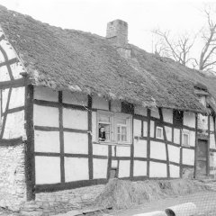 SA Schleiden, Bildsammlung: Strohgedecktes Fachwerkhaus in Dreiborn, Wollseifener Straße  52, ca. 1950