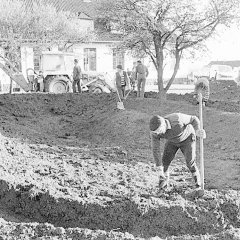 A Schleiden, Bildsammlung: In Eigenleistung errichten die Väter der Schüler an der Grundschule in Dreiborn eine Amphibienanlage, 1984 (Urheber: MANFRED HILGERS).