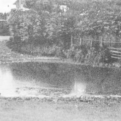 SA Schleiden, Bildsammlung: Das Bild zeigt den alten Dorfweiher von Ettelscheid vor 1945. Nach dem Zweiten Weltkrieg wurde das Gewässer zugeschüttet und diente 1965 als Standort der von dem Bonner Kirchenarchitekten Norbert Hieronymi konzipierten Marienkapelle. 