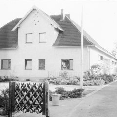 SA Schleiden, Bildsammlung: Abgebildet ist die Ettelscheider Lehrerdienstwohnung 1964 mit angrenzendem Schulraum der Volksschule. 