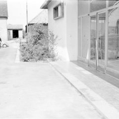 SA Schleiden, Bildsammlung: Der Eingang zur neugestalteten Volksschule 1963. Die Umbauten fanden ab 1960 trotz Beschwerden des Lehrers Alois Pertzborn statt, der Anstoß an der neuen Toilettenanlage und am Schulhof nahm, für den er seinen Gemüsegarten verkleinern musste. 