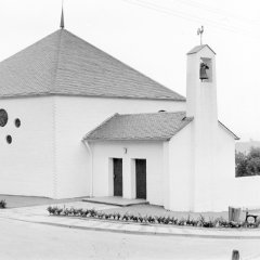 SA Schleiden, Bildsammlung: Die katholische Kapelle in der Dorfmitte zwei Tage vor ihrer feierlichen Eröffnung, 1965.