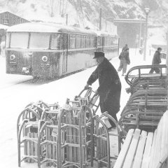 Die Flitsch in Gestalt eines Schienenbusses und zur Abholung bereitgestellte Schlitten der Firma Poeschco am Gemünder Bahnhof. (Foto: SA Schleiden, Bildsammlung)