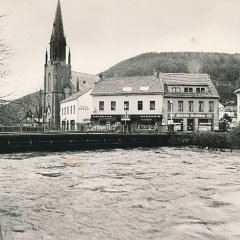 Stadt an zwei Flüssen zu sein bedeutete für Gemünd auch regelmäßig hohe Pegelstände, wie hier an der Olefer Brücke 1984. Verheerende Überschwemmungen wie vor dem Bau der Talsperren gibt es aber nicht mehr. (Foto: Manfred Hilgers/SA Schleiden, Bildsammlung)