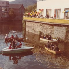 Im Schatten des Heiligen Nepomuk am Zusammenfluss von Urft und Olef, befand sich ehedem ein florierender Paddel- und Tretbootverleih. Das Bild stammt von 1965. (Foto: Foto Mertens/SA Schleiden, Bildsammlung)