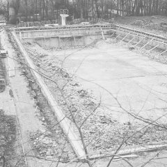 Instandsetzungsarbeiten am Schwimmbad in Gemünd, 1975. Das heutige „Rosenbad“ stammt von 1936. Der Drei-Meter-Turm trägt die Olympischen Ringe aus. (Foto: Heinz Naumenn/SA Schleiden, Bildsammlung) 