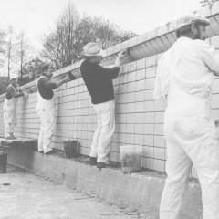 Verkleidungsarbeiten am Schwimmbad in Gemünd, 1975. Das Becken erhält frischblaue Kacheln. (Foto: Heinz Naumenn/SA Schleiden, Bildsammlung)